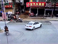Giật mình với khoảnh khắc 'thần chết' đi ngang qua người công nhân vệ sinh