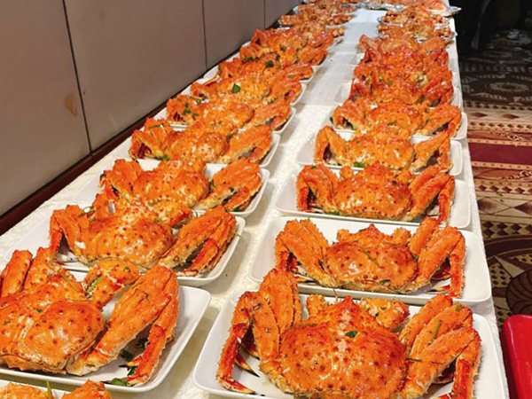 Đại gia bất động sản mua 72 con cua Hoàng đế, mở tiệc đãi nhân viên