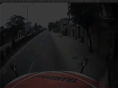 Video: Mắc sai lầm 'điền vào chỗ trống' trước đầu xe tải, ô tô bị tông lật 'phơi bụng'
