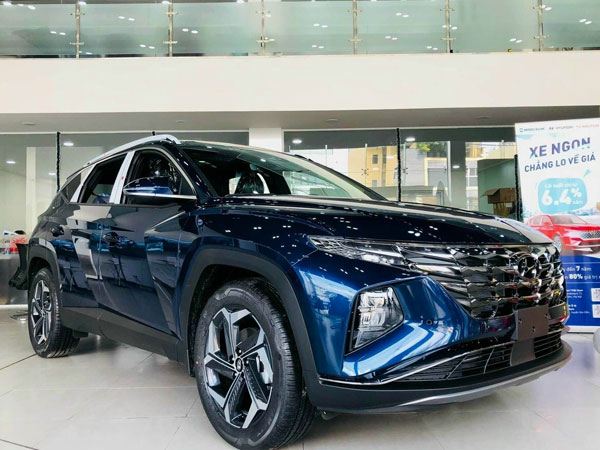 Cuối năm ô tô tăng giá, xe Ford bán 'bia kèm lạc' cả trăm triệu đồng
