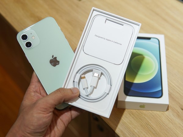 Người dùng mỏi mắt tìm sạc cho điện thoại từ khi Apple bỏ sạc