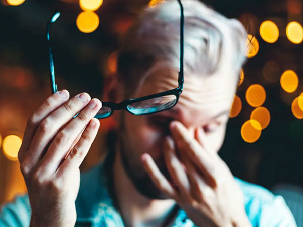 Lý do người đàn ông đột ngột không nhìn thấy gì sau bữa ăn thịnh soạn