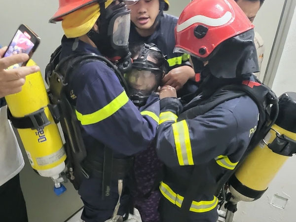 Cháy chung cư ở Hà Nội, 2 người thoát chết