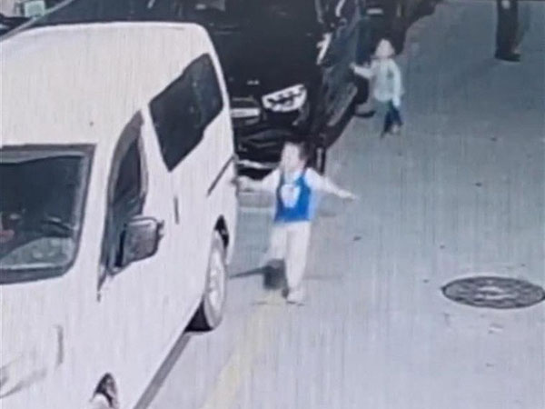 Con trai nghịch ngợm làm xước xe sang của hàng xóm, bố không mắng mỏ mà có hành động đáng học hỏi