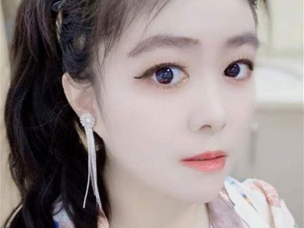 Bố mẹ đặt tên quá lạ, cô gái đi đâu cũng phải mang chứng minh thư để xác nhận không nói đùa