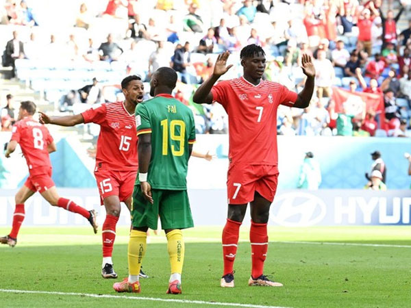 Vì sao tiền đạo Thụy Sĩ không ăn mừng sau khi sút tung lưới Cameroon?