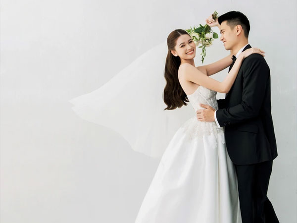 Chồng doanh nhân của Á hậu Thùy Dung bị nhầm là người mẫu vì... quá đẹp trai
