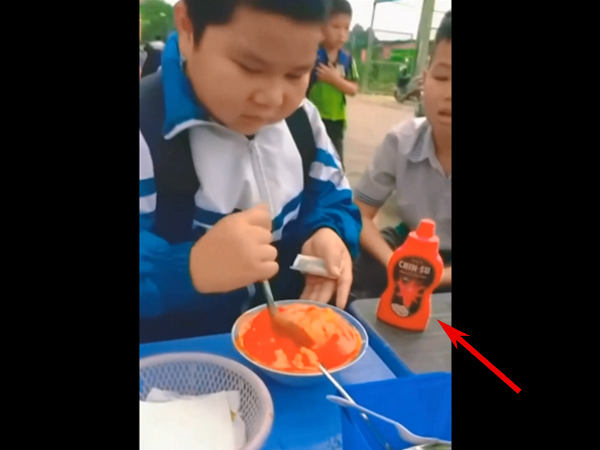 Tưởng cậu bé đang ăn bát cháo, người đi đường 'tá hỏa' khi nhận ra món đứa trẻ ăn nhờ lọ gia vị bên cạnh