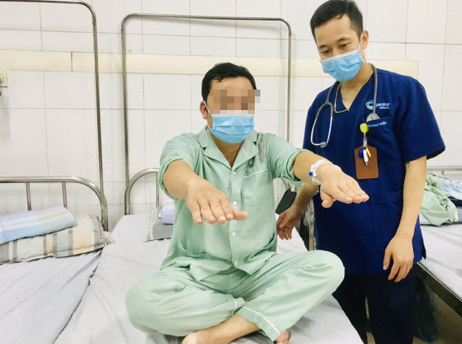 Đang ngồi chơi, người đàn ông 36 tuổi bỗng cứng người, liệt nửa mặt