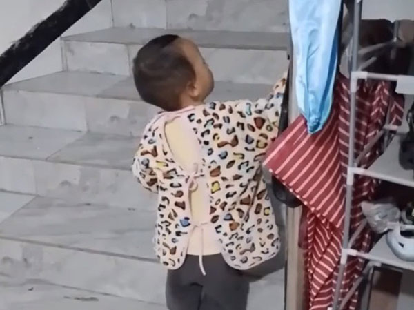Bé trai gọi tên người mẹ đã qua đời lúc em 7 tháng vì trầm cảm sau sinh khiến ai chứng kiến cũng xót xa