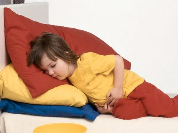 Trẻ bị ngộ độc thức ăn, dấu hiệu phụ huynh phải đưa ngay tới bệnh viện