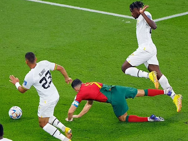 Fan xỉ vả Ronaldo ăn vạ để kiếm penalty