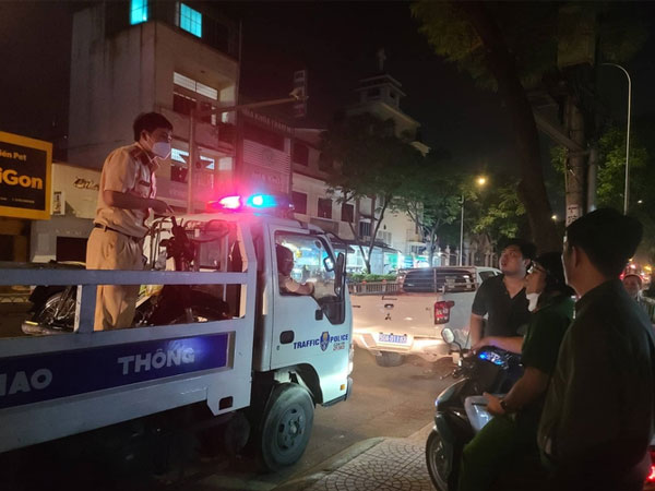 Người đàn ông tử vong tại chỗ sau va chạm với xe buýt