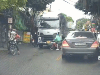 Clip: Cô gái sang đường ngay điểm mù của xe tải, may mắn thoát chết