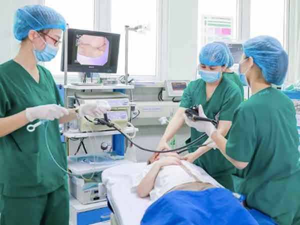 Con đau bụng, nôn ra máu, cha mẹ bất ngờ khi trẻ mắc bệnh tưởng chỉ có ở người lớn