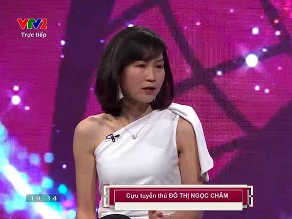 Tranh luận hai 'hoa khôi' bóng đá nữ thay dàn hot girl bình luận World Cup 2022