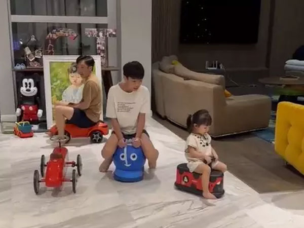3 bố con Cường Đô La đua xe, Suchin biểu cảm 'chuẩn chị đại'