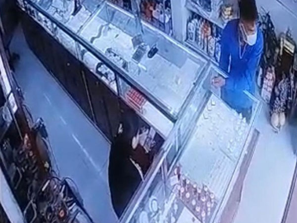 Chân dung kẻ ném cát vào mặt chủ tiệm vàng, cướp 2 sợi dây chuyền vàng ở Bắc Giang