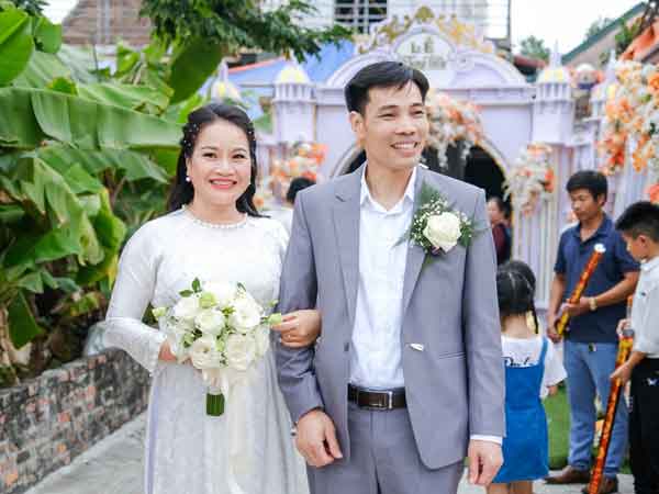 Mẹ lấy chồng mới, con trai 20 tuổi xung phong chụp ảnh cưới