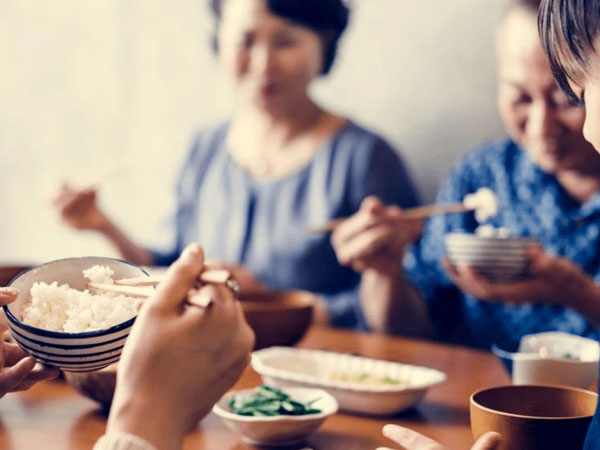 Vợ bầu to 8 tháng nhờ mẹ chồng rửa bát, chồng đòi 'trả về nơi sản xuất' cho bố mẹ vợ dạy lại