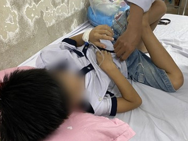 Vụ 600 học sinh trường Ischool ngộ độc, những ai phải chịu trách nhiệm?