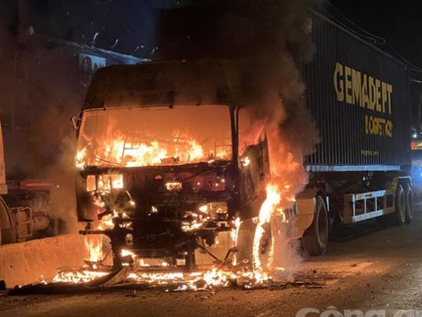 Xe container chở giấy cuộn cháy ngùn ngụt trên quốc lộ 1 đoạn qua TP.Thủ Đức