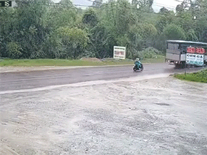 Tai nạn thảm khốc, ô tô tải lùi trên quốc lộ cuốn xe máy vào gầm, 3 người trong gia đình tử vong