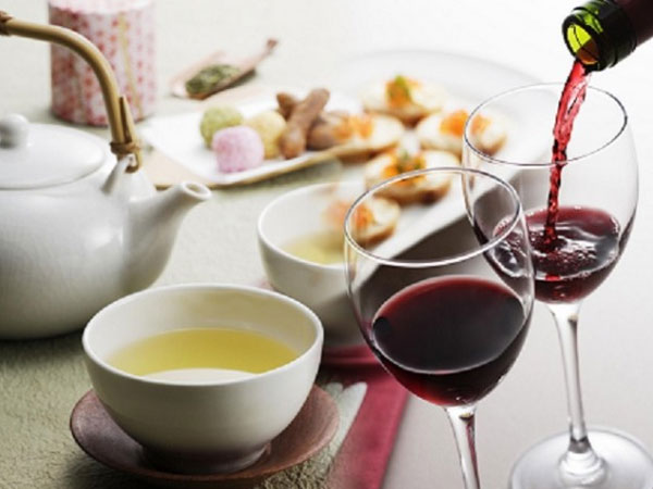 Uống trà, rượu vang chặn được nhóm bệnh khiến y học bó tay?