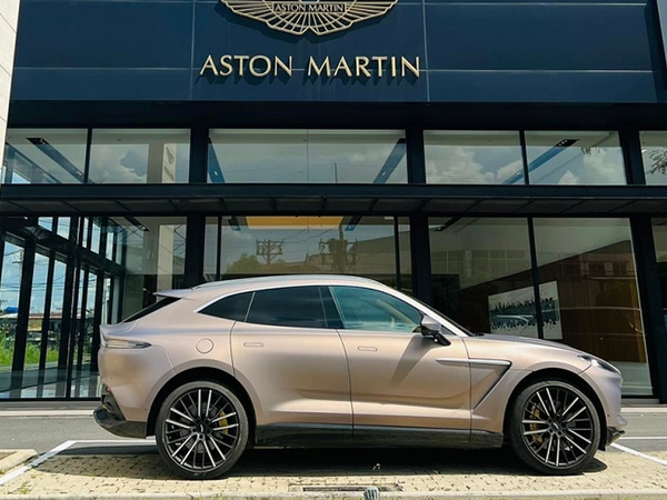 Aston Martin DBX màu Satin Solar hơn 16 tỷ về tay đại gia Hà Nội