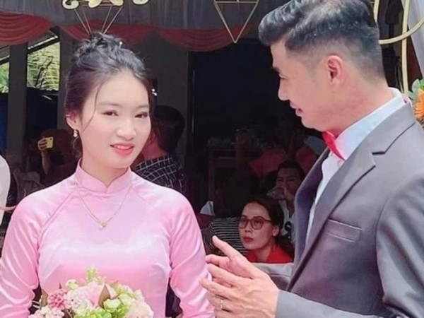 Nhan sắc vợ kém 26 tuổi của diễn viên Tiết Cương