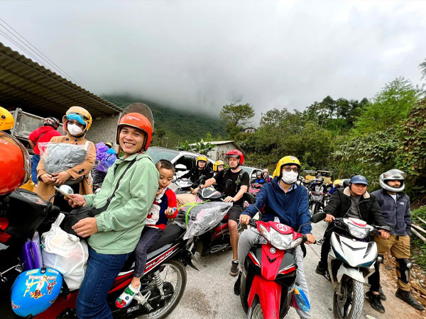 Du khách ùn ùn đổ về, Hà Giang tắc đường, chợ đêm Đồng Văn đông nghẹt thở