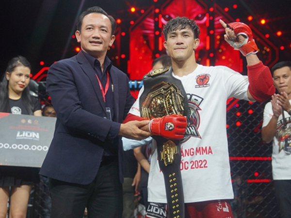 'Độc cô cầu bại' – Duy Nhất lần đầu giành đai MMA chuyên nghiệp