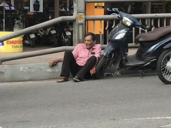Sự thật bức ảnh nghệ sĩ Thương Tín ngồi thất thần dưới chân cầu vượt
