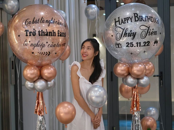 Thủy Tiên bị fan và Công Vinh 'đánh úp' tổ chức tiệc sinh nhật, để lộ thân hình gầy gò đáng lo ngại