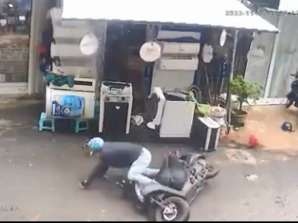 Trộm xe máy nhằm ngày mưa gió, tên trộm nhận kết cục khiến dân tình ôm bụng cười ngặt nghẽo