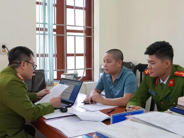 Bắt cán bộ văn phòng đăng ký đất đai cùng 5 đồng phạm