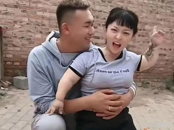 Chú rể 1m87 cưới cô dâu chỉ cao 1m, bất ngờ với diện mạo của con gái 8 tháng tuổi