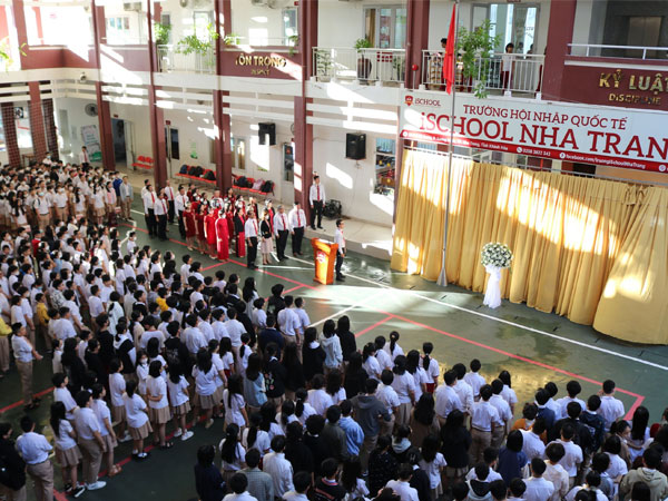 Hiệu trưởng và học sinh Ischool mặc niệm tưởng nhớ nam sinh qua đời