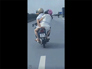 Clip: Chồng chở vợ say rượu ngồi sau khiến người đi đường lo sợ