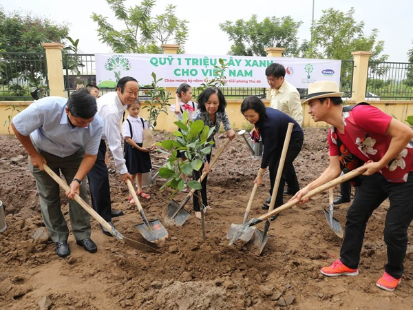 Góp phần cùng Chính phủ thực hiện mục tiêu Net Zero 2050, Vinamilk tiếp tục hành trình trồng cây xanh