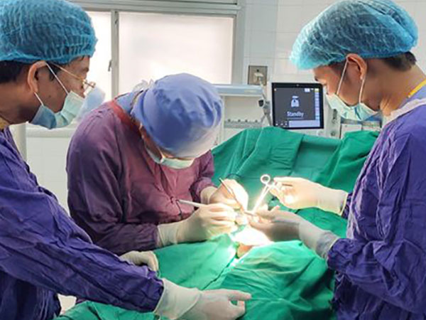 Vỡ nát 2 tinh hoàn, cắt 1/3 đùi phải khi cưa bình xăng rỗng