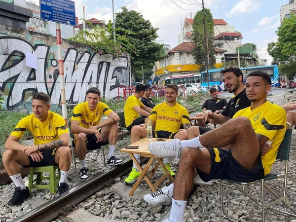 Hà Nội: Xác minh thông tin cầu thủ CLB Dortmund ngồi cà phê đường tàu
