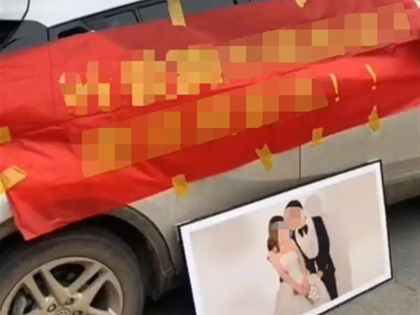 Chi 1,7 tỷ để cưới vợ nhưng ly hôn sau 33 ngày, người đàn ông căng băng rôn trước cửa nhà vợ cũ để đòi tiền