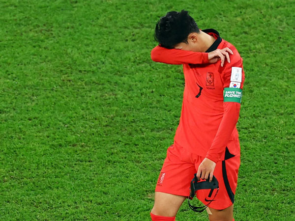 Son Heung-min bật khóc nức nở sau thất bại tiếc nuối của Hàn Quốc