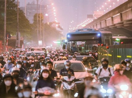 Lô cốt đường Nguyễn Xiển được thu hẹp, người dân có thêm 3m để lưu thông