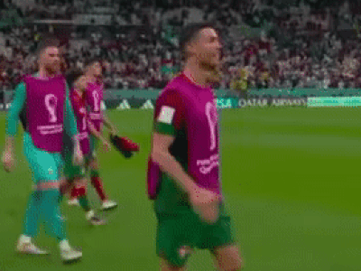 Ronaldo liên tục vuốt trán, tự nhận đã chạm bóng trước khi bị FIFA khước từ bàn thắng