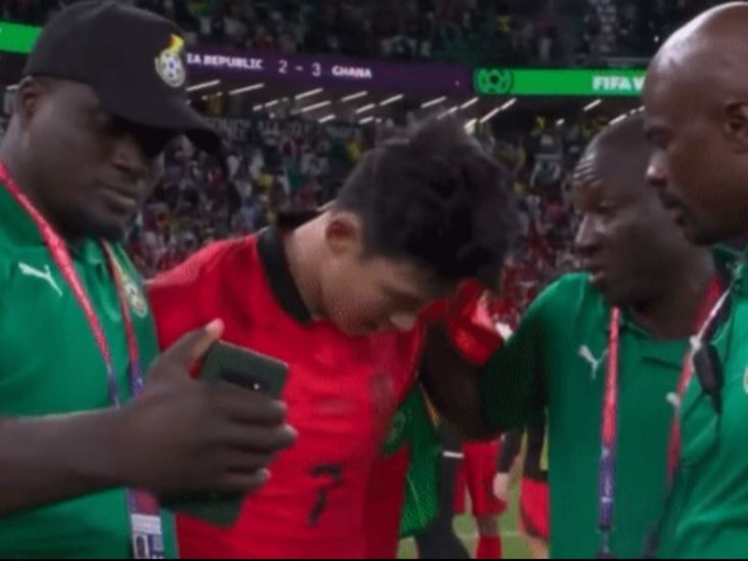 Thành viên tuyển Ghana selfie khi Son Heung-min đang khóc