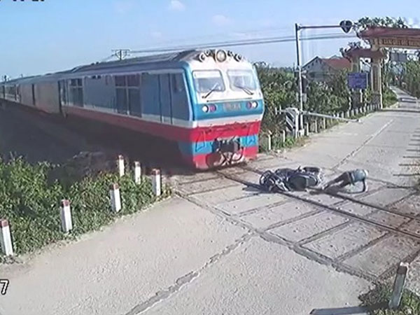 Nam sinh lớp 7 kéo người đàn ông khỏi đường ray khi tàu hỏa đang lao đến