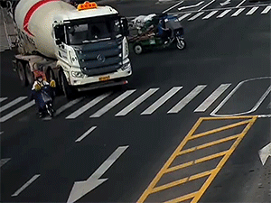 Vào cua thiếu quan sát, tài xế xe ben gây tai nạn kinh hoàng cho người đi xe máy