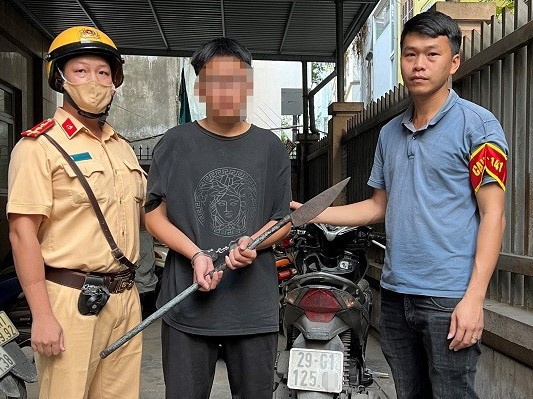 Gặp 141 trên phố Hà Nội, 2 thanh niên mang dao phóng lợn 'run như cầy sấy'